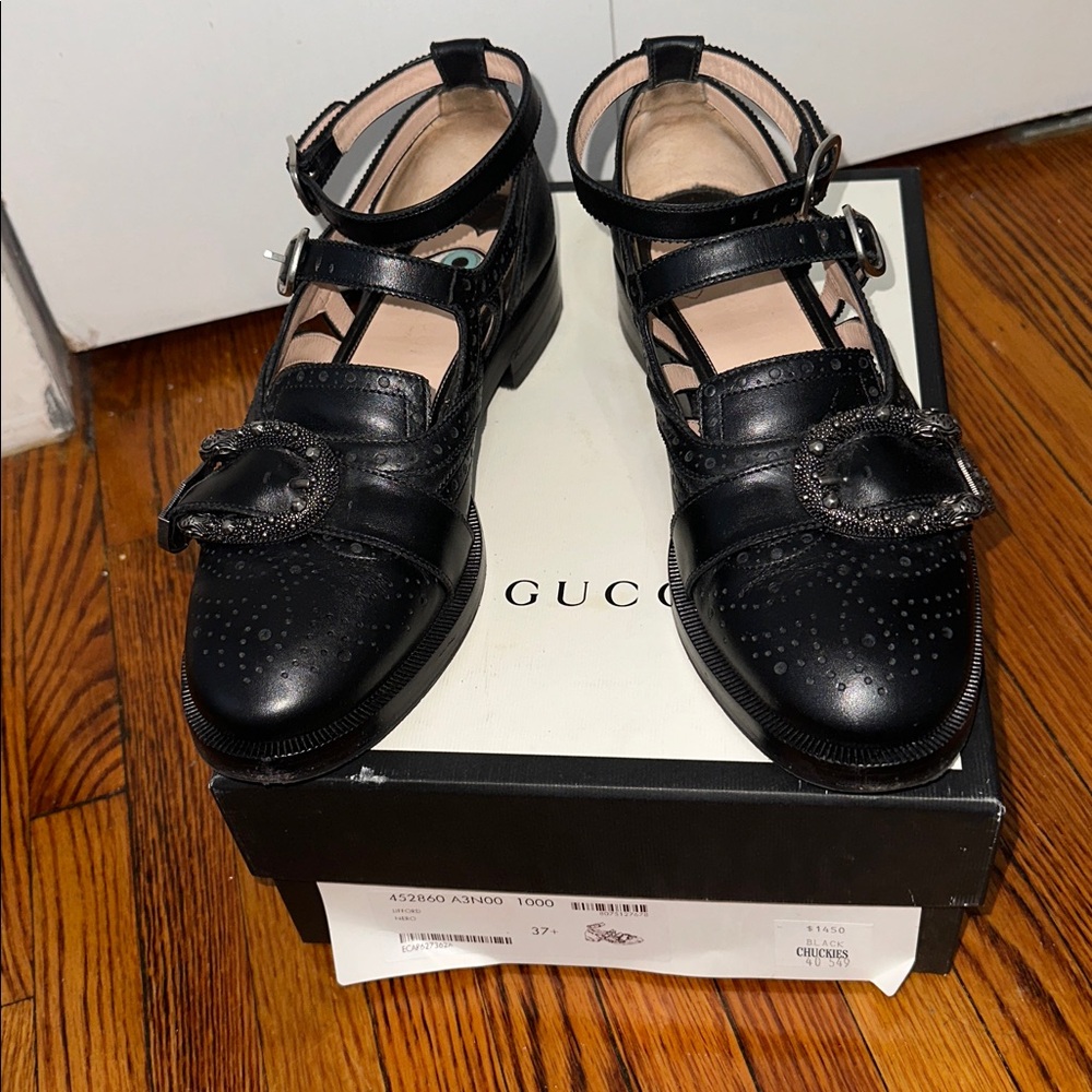 Gucci Black Women's Flats with Buckle Accents - Picture 6 of 8